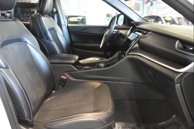 Photo of 2024 Bright White Clearcoat Jeep Grand Cherokee L