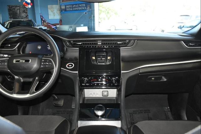 Photo of 2024 Bright White Clearcoat Jeep Grand Cherokee L