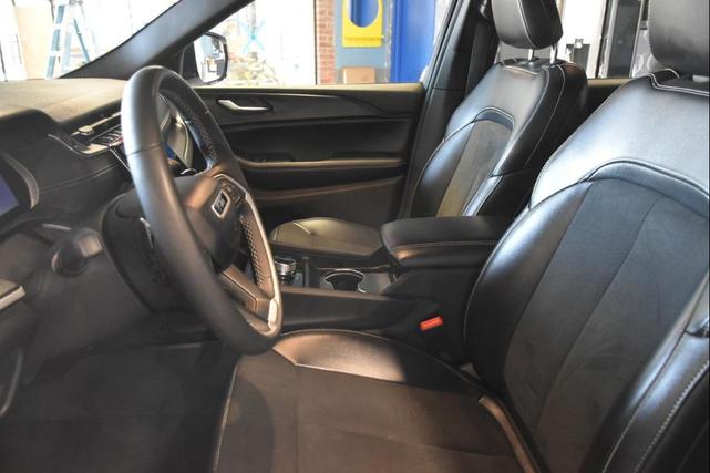 Photo of 2024 Bright White Clearcoat Jeep Grand Cherokee L