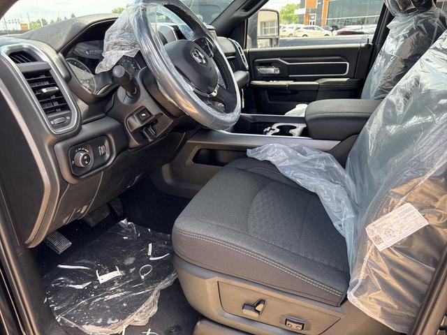 Photo of 2025 Diamond Black Crystal Pearlcoat RAM 2500