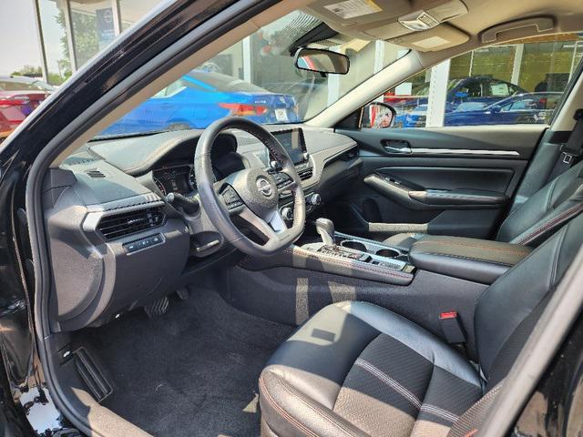 Photo of 2024 Super Black Clearcoat Nissan Altima