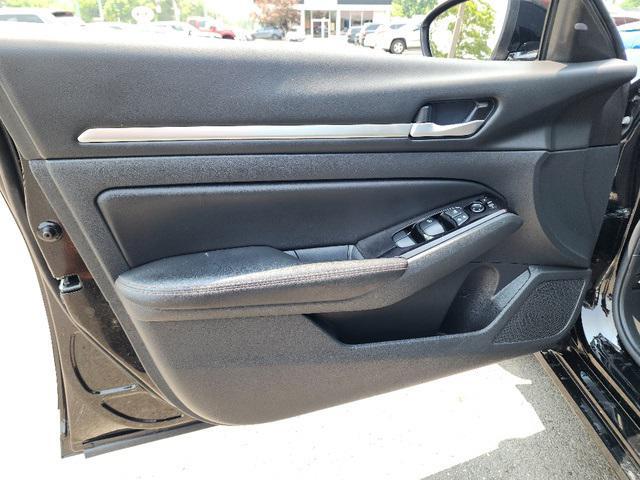Photo of 2024 Super Black Clearcoat Nissan Altima