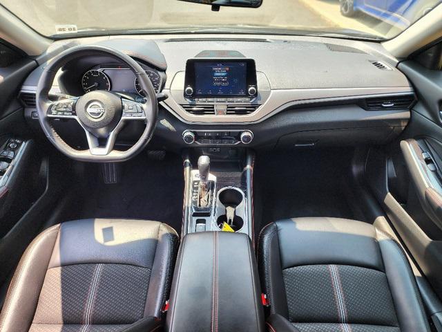 Photo of 2024 Super Black Clearcoat Nissan Altima