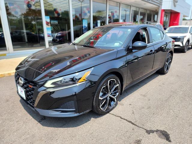 Photo of 2024 Super Black Clearcoat Nissan Altima