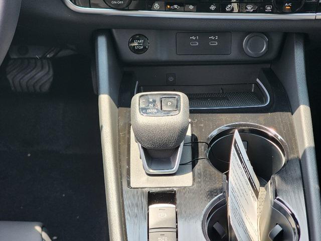 Photo of 2025 Everest White Pearl/Super Black Nissan Rogue
