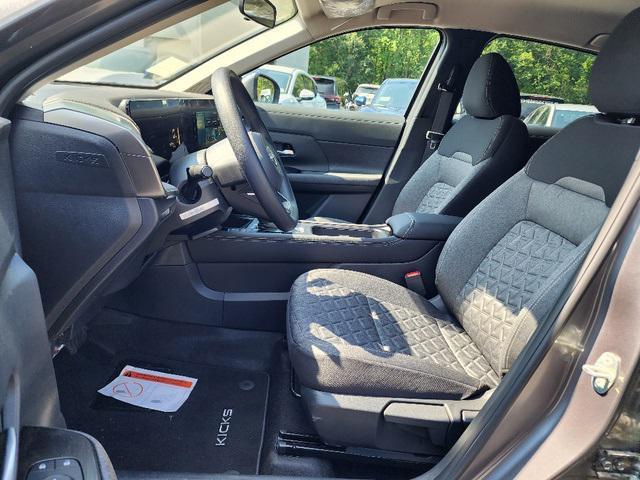 Photo of 2025 Gun Metallic Nissan Kicks