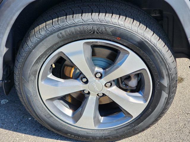 Photo of 2019 Granite Crystal Metallic Clearcoat Jeep Cherokee