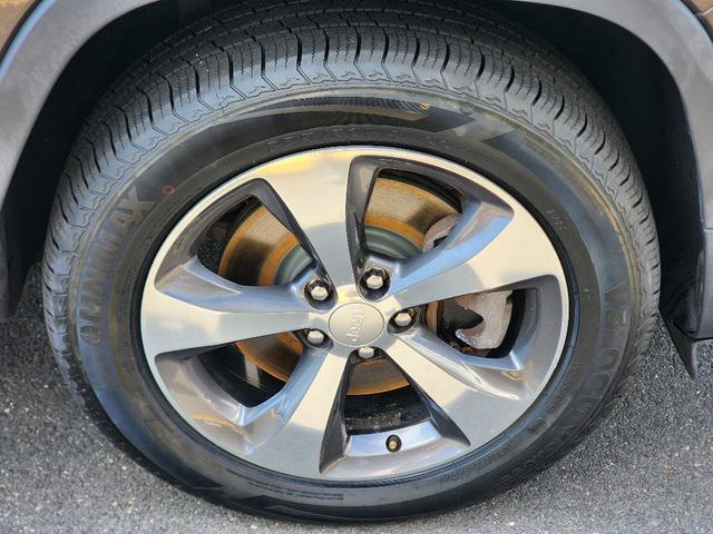 Photo of 2019 Granite Crystal Metallic Clearcoat Jeep Cherokee