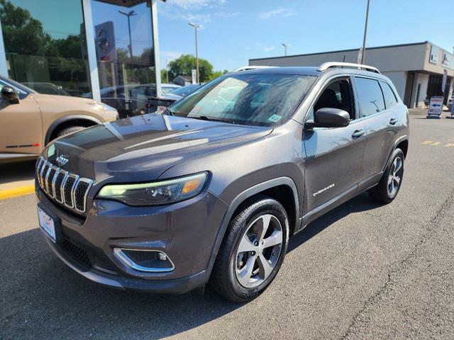 Photo of 2019 Granite Crystal Metallic Clearcoat Jeep Cherokee