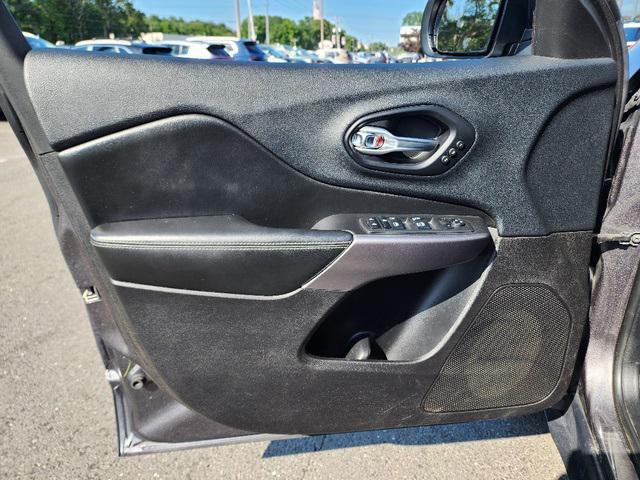 Photo of 2019 Granite Crystal Metallic Clearcoat Jeep Cherokee