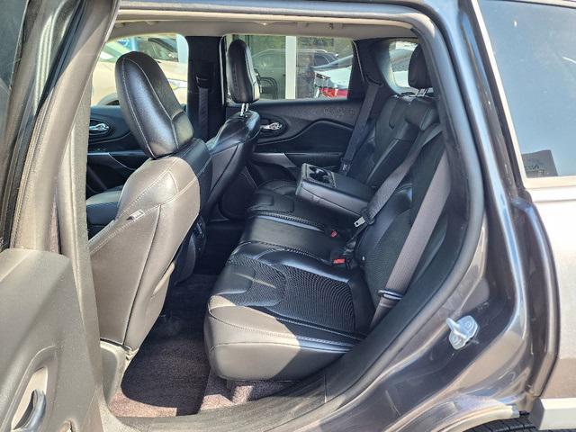 Photo of 2019 Granite Crystal Metallic Clearcoat Jeep Cherokee