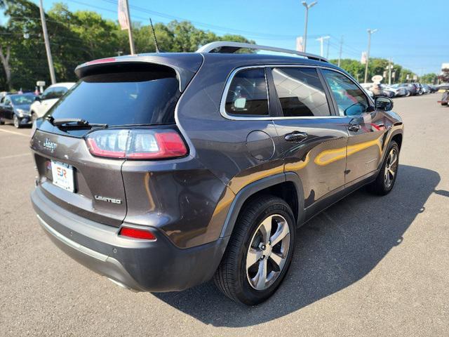 Photo of 2019 Granite Crystal Metallic Clearcoat Jeep Cherokee