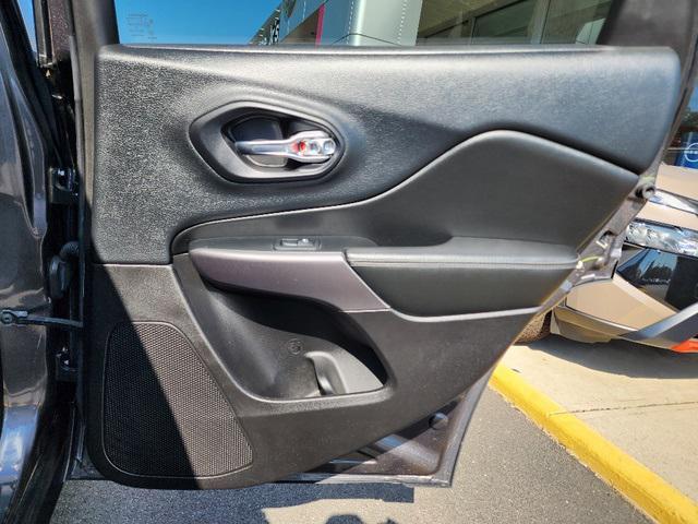 Photo of 2019 Granite Crystal Metallic Clearcoat Jeep Cherokee