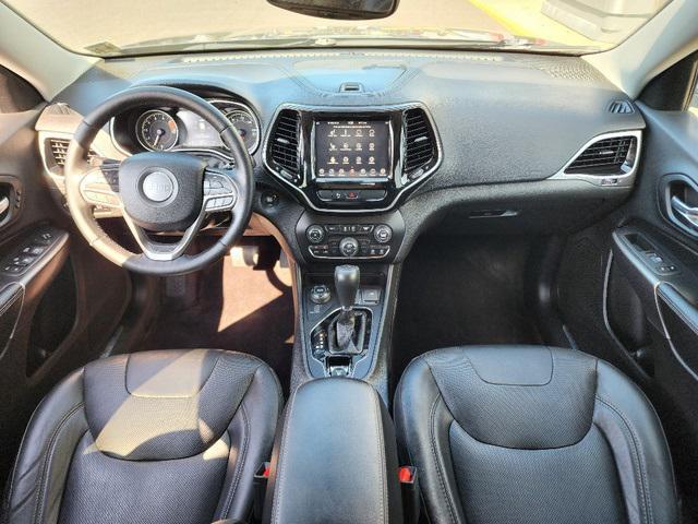 Photo of 2019 Granite Crystal Metallic Clearcoat Jeep Cherokee
