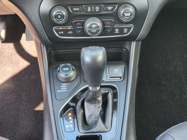Photo of 2019 Granite Crystal Metallic Clearcoat Jeep Cherokee