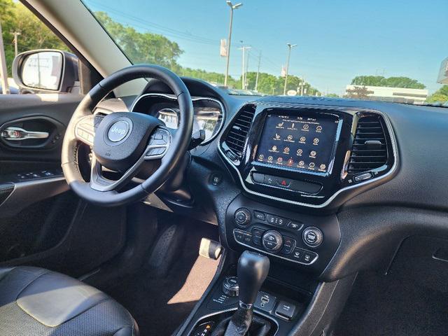 Photo of 2019 Granite Crystal Metallic Clearcoat Jeep Cherokee
