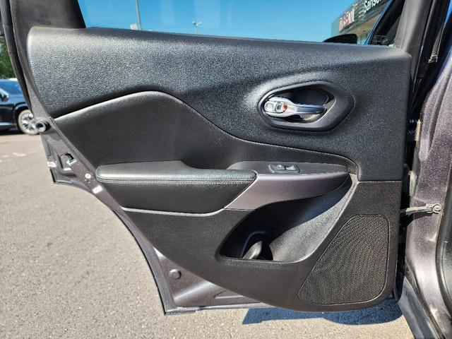 Photo of 2019 Granite Crystal Metallic Clearcoat Jeep Cherokee