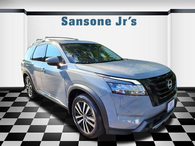 Photo of 2024 Boulder Gray Pe Nissan Pathfinder