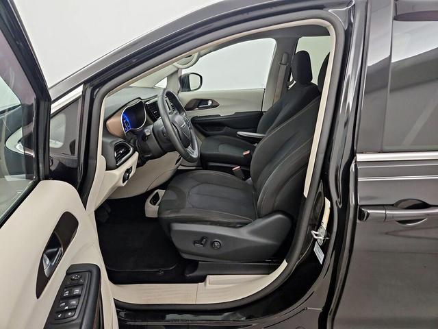 Photo of 2017 Black Chrysler Pacifica