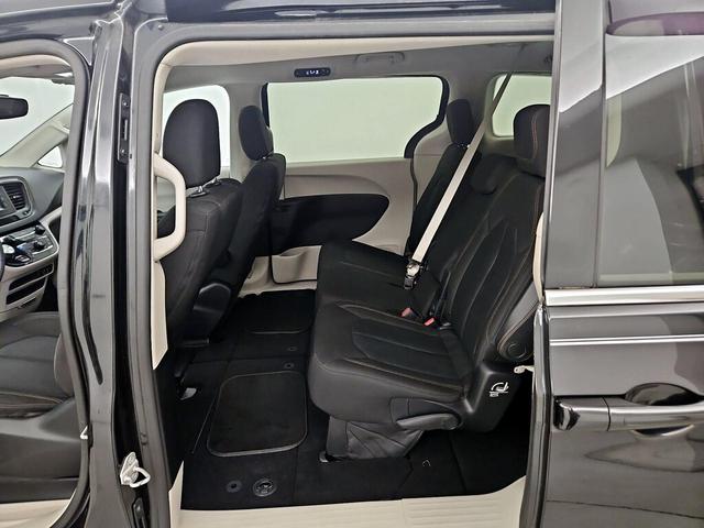 Photo of 2017 Black Chrysler Pacifica