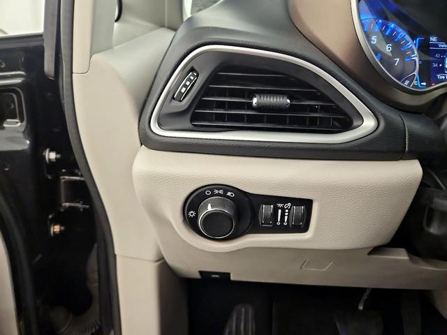 Photo of 2017 Black Chrysler Pacifica