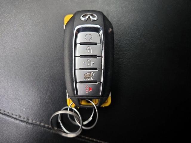 Photo of 2021 White INFINITI QX50