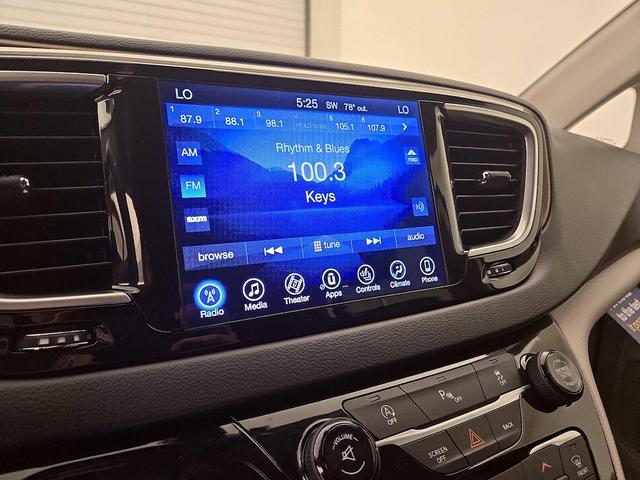 Photo of 2017 Red Chrysler Pacifica