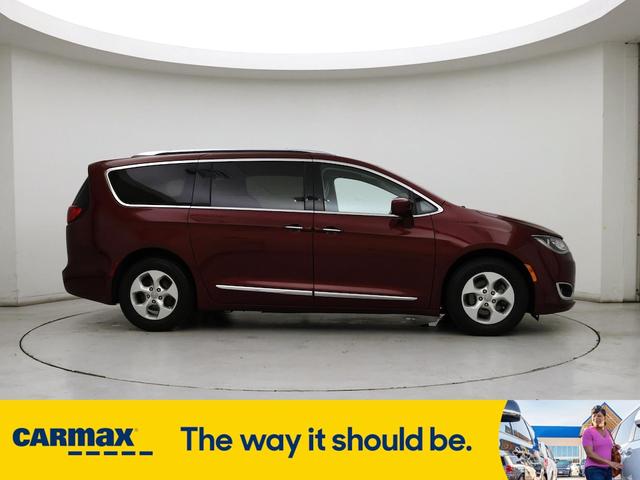 Photo of 2017 Red Chrysler Pacifica