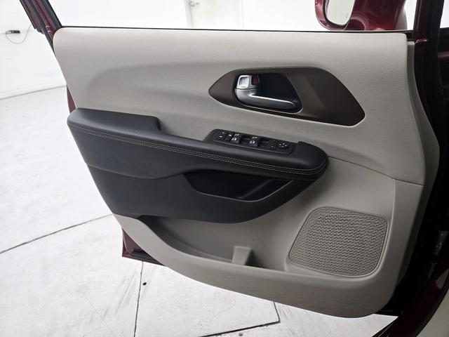 Photo of 2017 Red Chrysler Pacifica