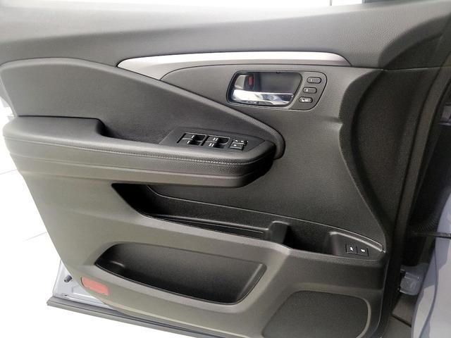 Photo of 2022 Gray Honda Pilot