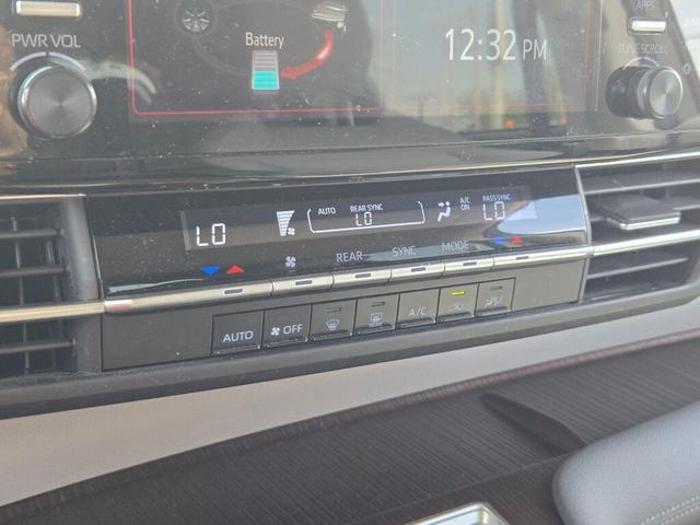 Photo of 2021 Pearl Toyota Sienna