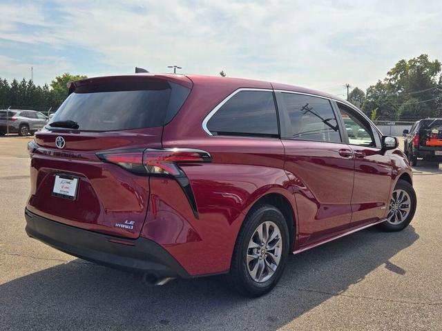 Photo of 2021 Pearl Toyota Sienna