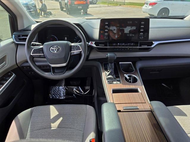 Photo of 2021 Pearl Toyota Sienna