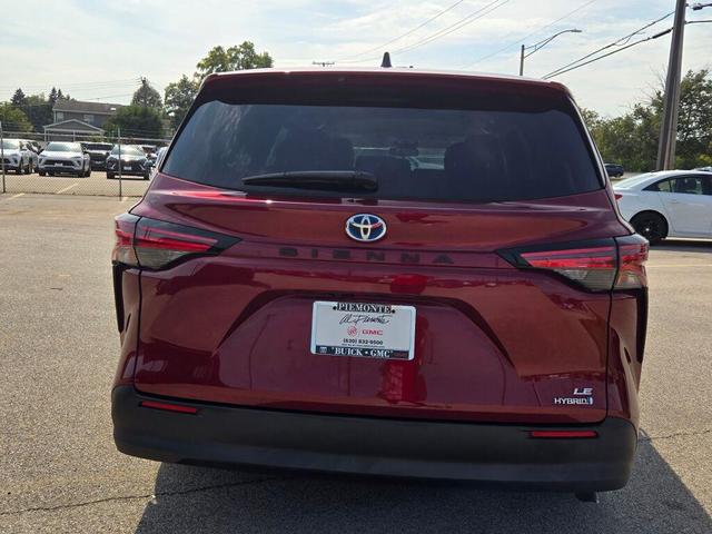 Photo of 2021 Pearl Toyota Sienna