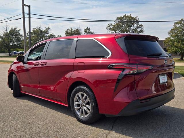 Photo of 2021 Pearl Toyota Sienna