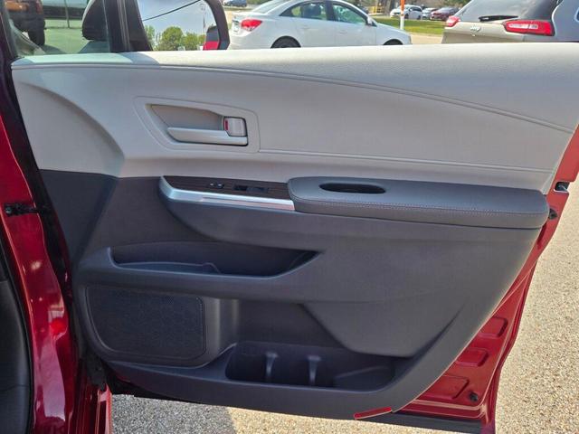 Photo of 2021 Pearl Toyota Sienna