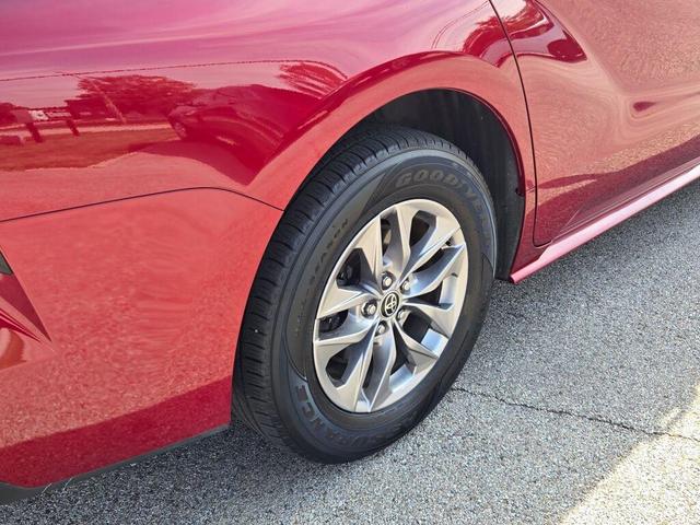 Photo of 2021 Pearl Toyota Sienna