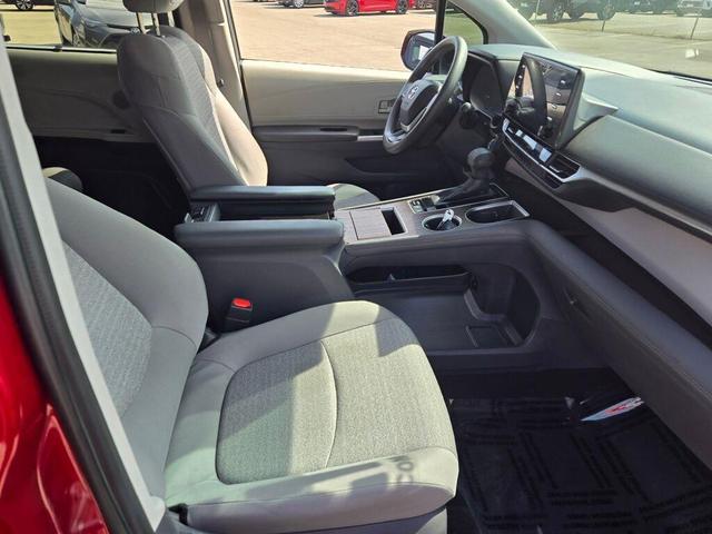 Photo of 2021 Pearl Toyota Sienna