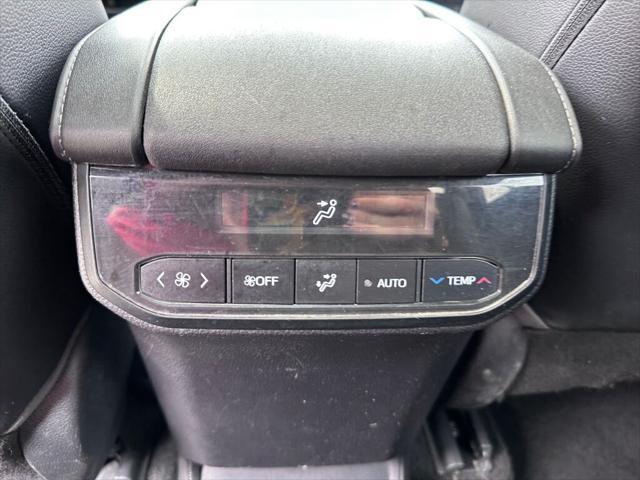 Photo of 2021 Pearl Toyota Highlander