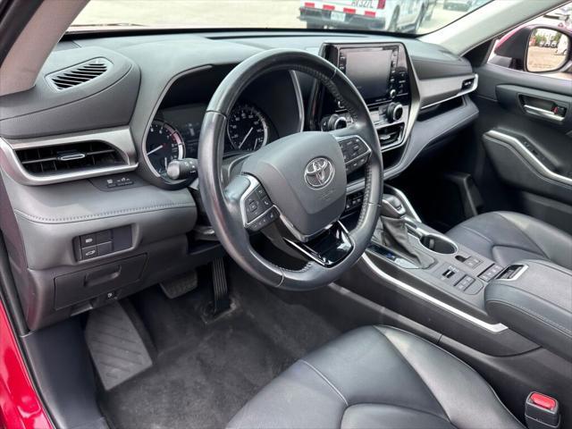 Photo of 2021 Pearl Toyota Highlander