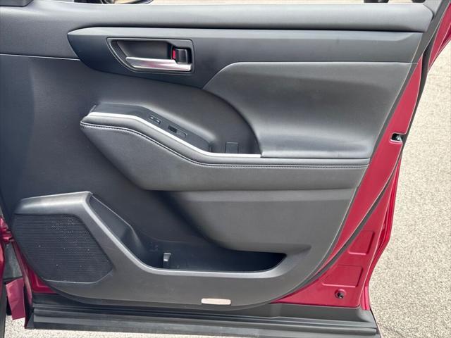 Photo of 2021 Pearl Toyota Highlander