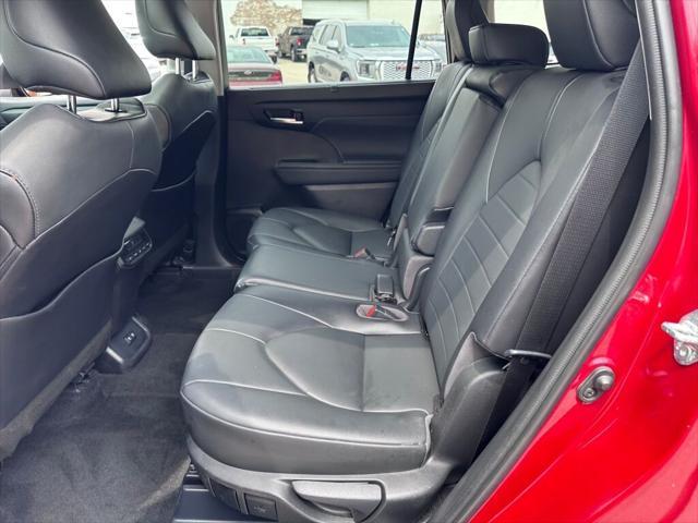 Photo of 2021 Pearl Toyota Highlander