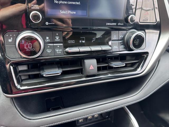 Photo of 2021 Pearl Toyota Highlander