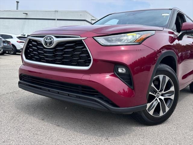 Photo of 2021 Pearl Toyota Highlander