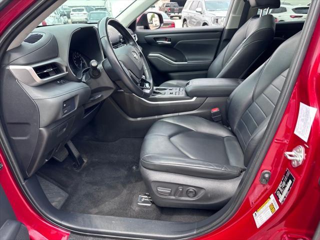Photo of 2021 Pearl Toyota Highlander