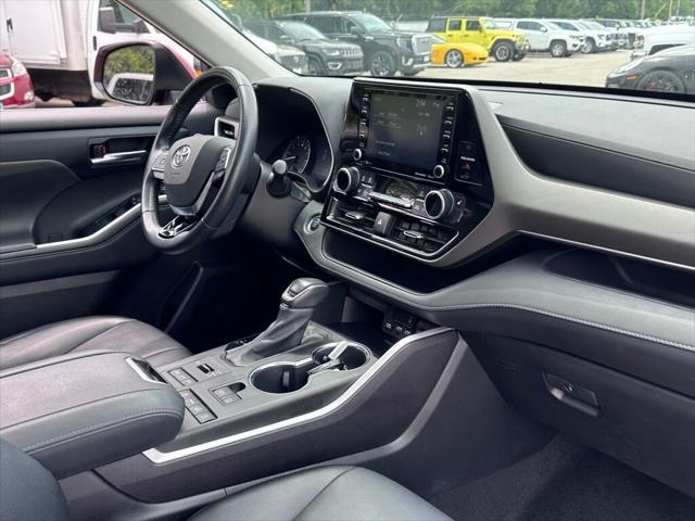 Photo of 2021 Pearl Toyota Highlander