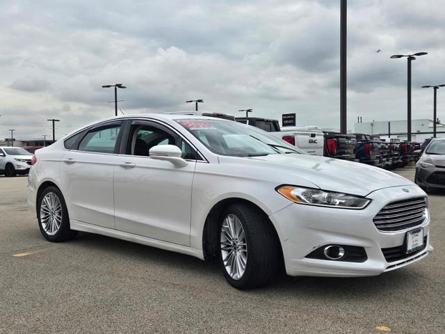 Photo of 2013 White Platinum Ford Fusion