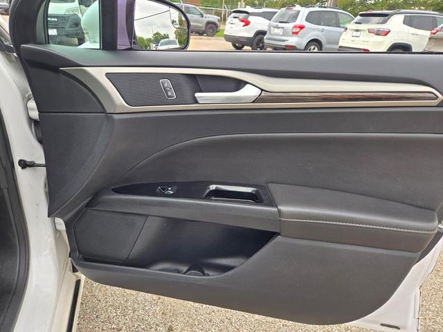 Photo of 2013 White Platinum Ford Fusion