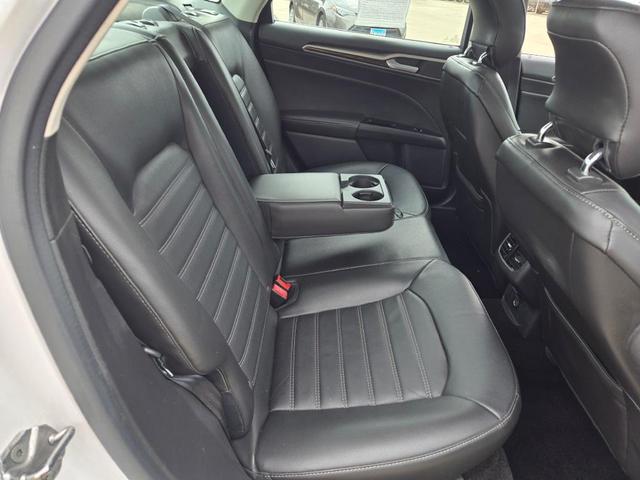 Photo of 2013 White Platinum Ford Fusion