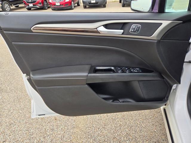 Photo of 2013 White Platinum Ford Fusion